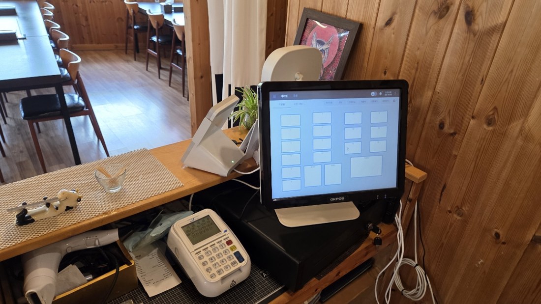 원목 인테리어 식당의 POS·카드단말기