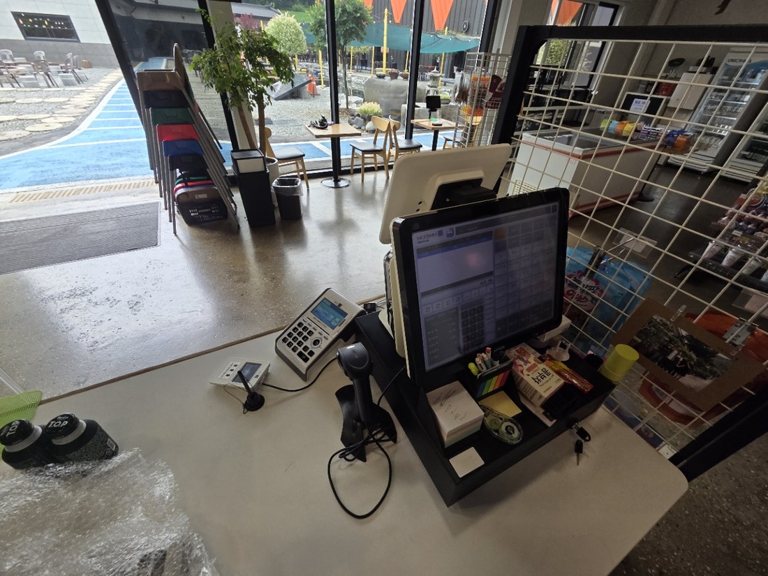 테라스가 보이는 카페의 결제 환경